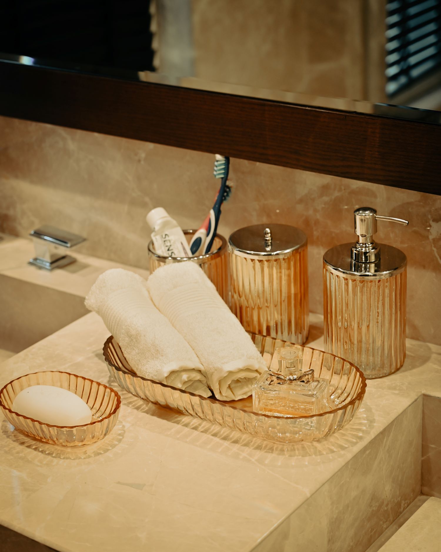 Amber Luxe Glass Bathroom Set